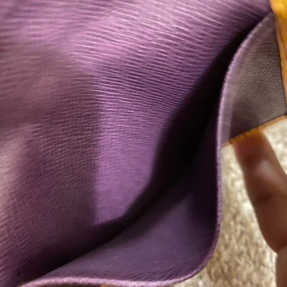 Louis Vuitton epi-card holder - Picture 8 of 12